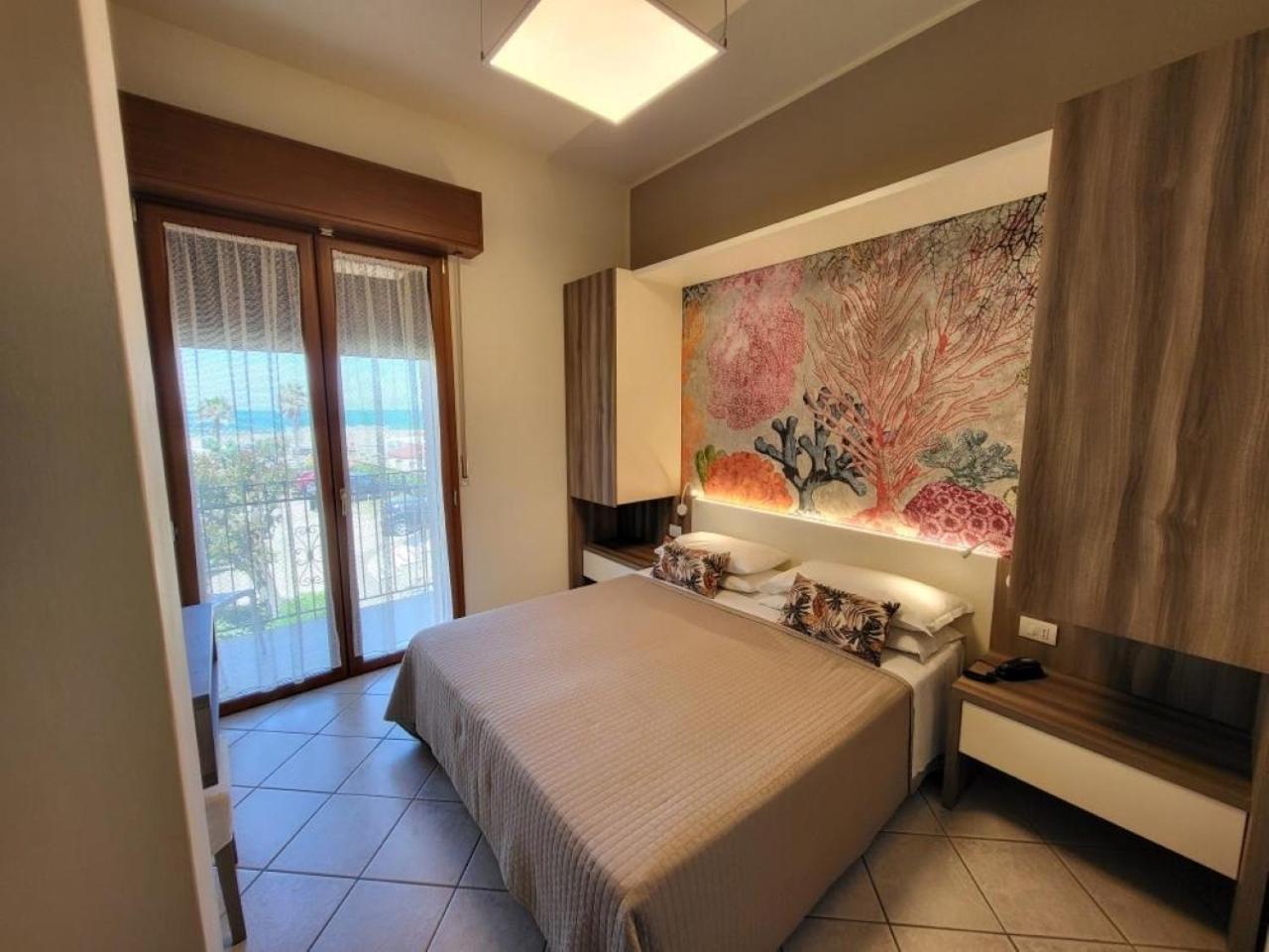 Hotel Villa Fulgida Cattolica Esterno foto