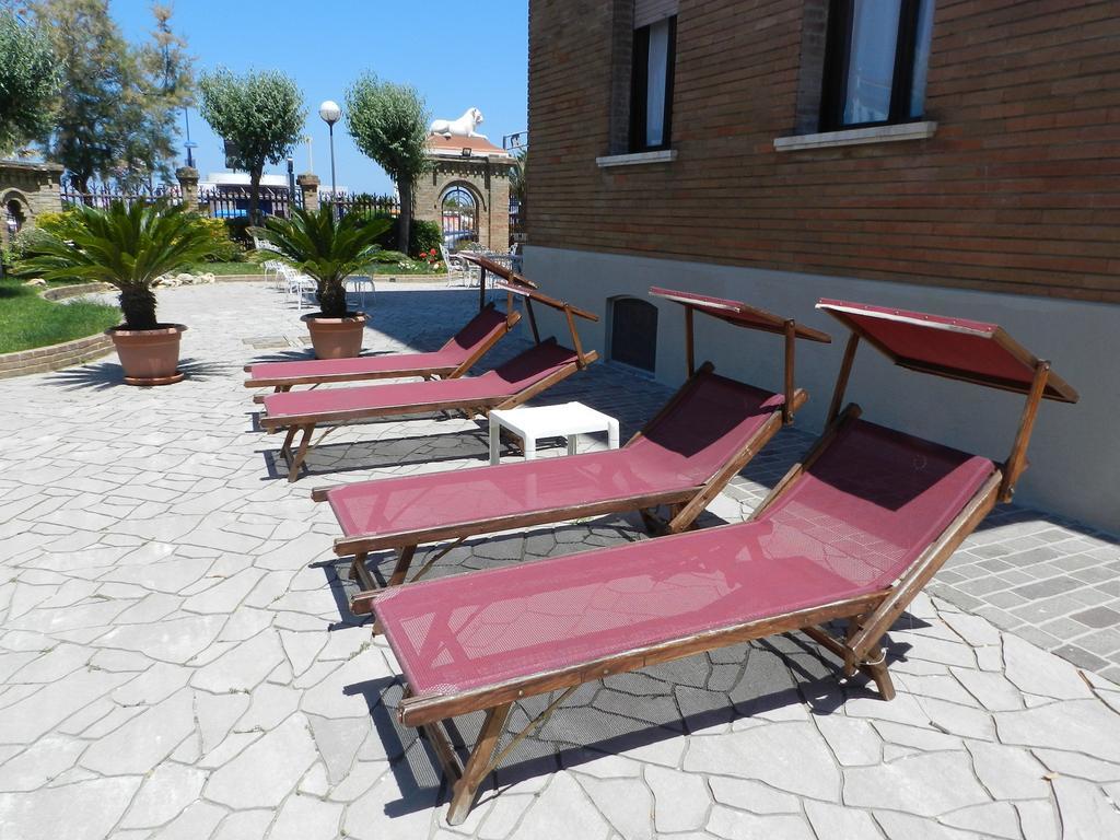 Hotel Villa Fulgida Cattolica Esterno foto