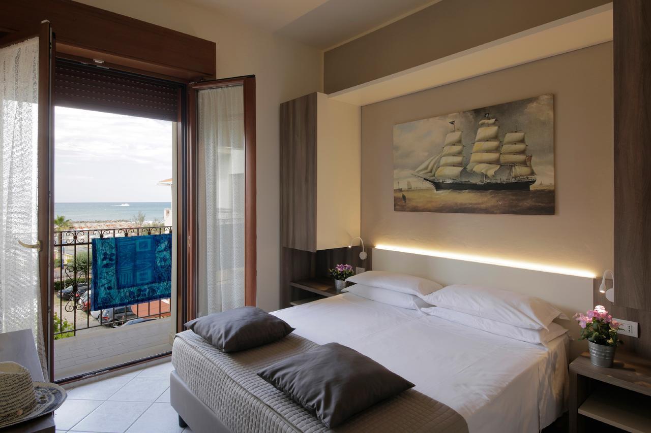 Hotel Villa Fulgida Cattolica Esterno foto